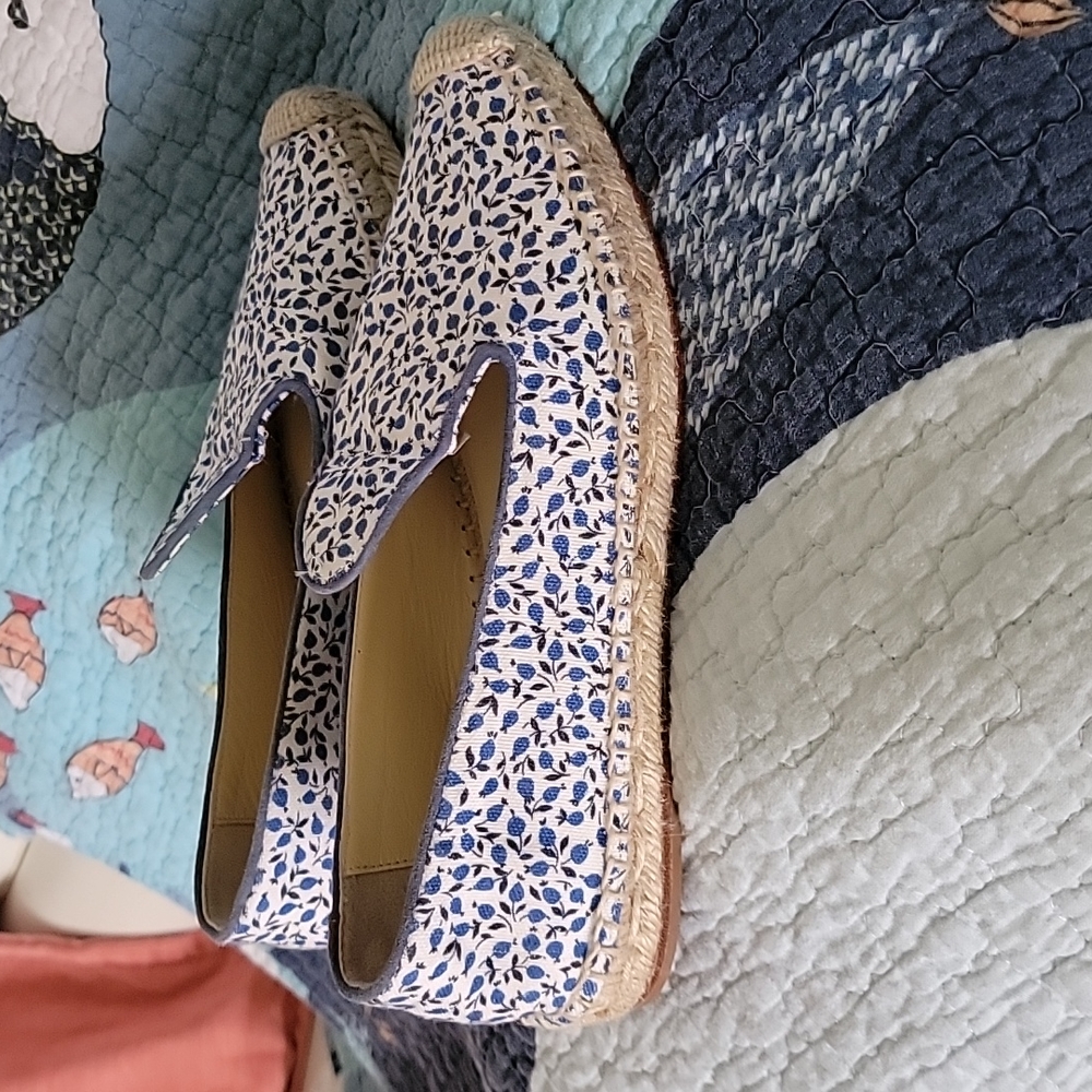 EUC SARAH FLINT White/Blue Tiny Flowered Espadrilles.  Euro37 US 7